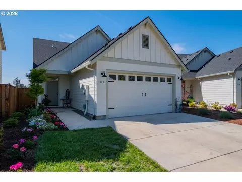 Exterior - 948 Laurel Pl, Silverton, OR 97381 photo 2 of 10