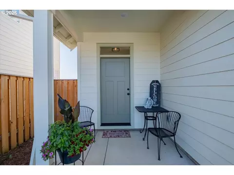Exterior - 948 Laurel Pl, Silverton, OR 97381 photo 3 of 10