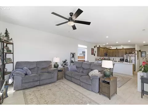 Living - 948 Laurel Pl, Silverton, OR 97381 photo 1 of 1