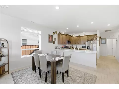 Dining - 948 Laurel Pl, Silverton, OR 97381 photo 3 of 3