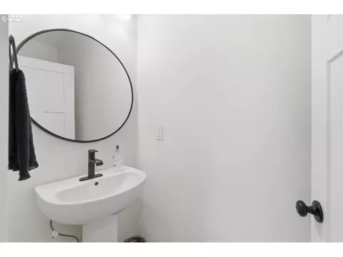Bath - 948 Laurel Pl, Silverton, OR 97381 photo 1 of 2