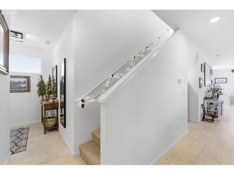 Entry Way - 948 Laurel Pl, Silverton, OR 97381 photo 3 of 5