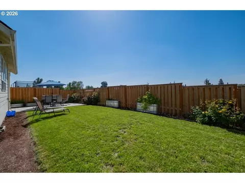 Exterior - 948 Laurel Pl, Silverton, OR 97381 photo 7 of 10