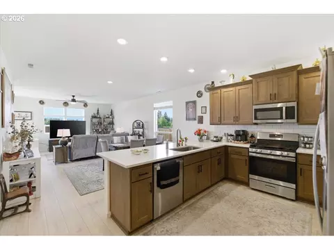 Kitchen - 948 Laurel Pl, Silverton, OR 97381 photo 1 of 6