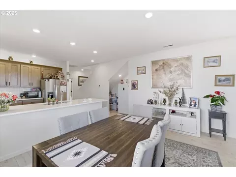 Dining - 948 Laurel Pl, Silverton, OR 97381 photo 1 of 3