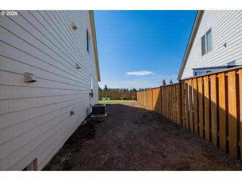 Exterior - 948 Laurel Pl, Silverton, OR 97381 photo 6 of 10