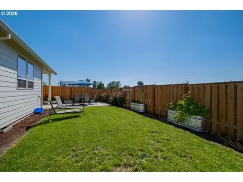 Exterior - 948 Laurel Pl, Silverton, OR 97381 photo 8 of 10