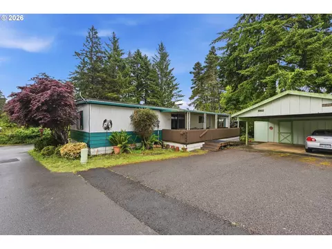 690 Village Pines Dr, Coos Bay, OR 97420