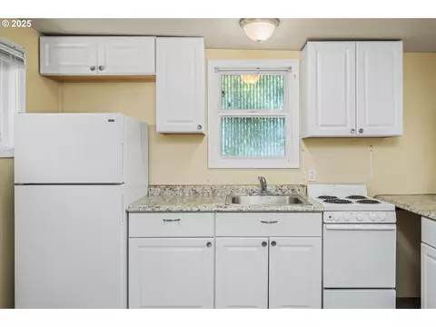 Kitchen - 427 Washington St, Eugene, OR 97401 photo 2 of 7