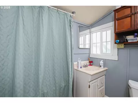Bath - 427 Washington St, Eugene, OR 97401 photo 4 of 4