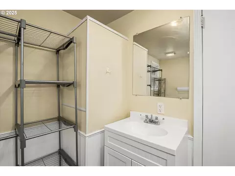 Bath - 427 Washington St, Eugene, OR 97401 photo 1 of 4