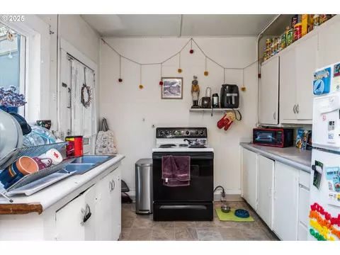 Kitchen - 427 Washington St, Eugene, OR 97401 photo 4 of 7