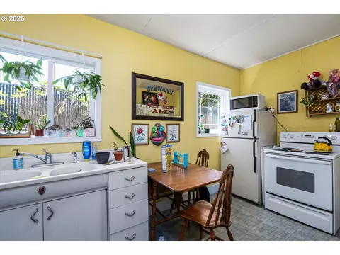 Kitchen - 427 Washington St, Eugene, OR 97401 photo 6 of 7