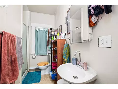 Bath - 427 Washington St, Eugene, OR 97401 photo 3 of 4