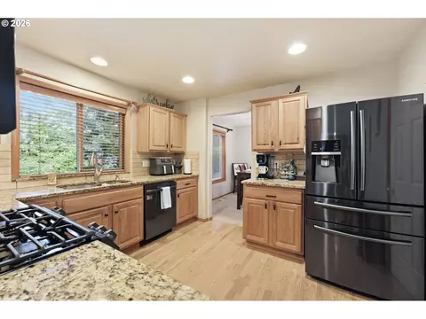 Kitchen - 2675 NE Cleveland Ave, Gresham, OR 97030 photo 3 of 5