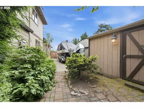 Exterior - 2675 NE Cleveland Ave, Gresham, OR 97030 photo 11 of 12