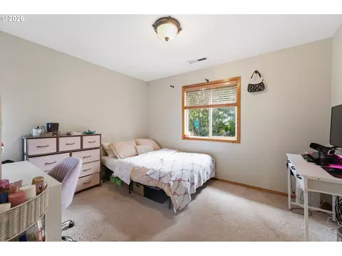 Bedroom - 2675 NE Cleveland Ave, Gresham, OR 97030 photo 3 of 8
