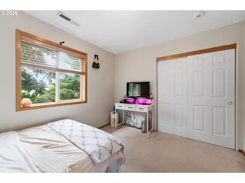Bedroom - 2675 NE Cleveland Ave, Gresham, OR 97030 photo 4 of 8