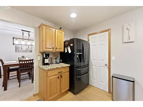 Kitchen - 2675 NE Cleveland Ave, Gresham, OR 97030 photo 4 of 5