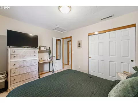 Bedroom - 2675 NE Cleveland Ave, Gresham, OR 97030 photo 6 of 8