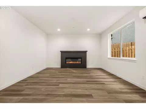 Living - 284 NW Mawrcrest Ave, Gresham, OR 97030 photo 2 of 4