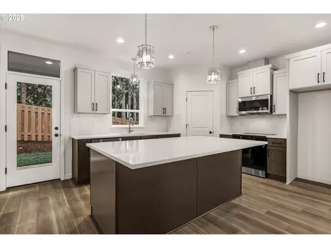 Kitchen - 284 NW Mawrcrest Ave, Gresham, OR 97030 photo 1 of 6