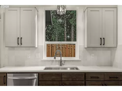 Kitchen - 284 NW Mawrcrest Ave, Gresham, OR 97030 photo 6 of 6