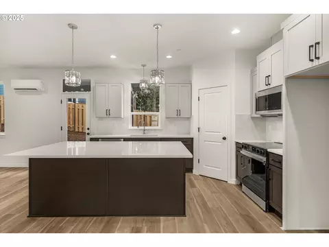 Kitchen - 284 NW Mawrcrest Ave, Gresham, OR 97030 photo 5 of 6