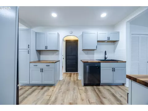 Kitchen - 1362 W 11th Ave, Eugene, OR 97402 photo 5 of 9