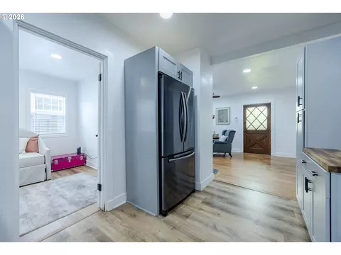 Entry Way - 1362 W 11th Ave, Eugene, OR 97402 photo 2 of 7