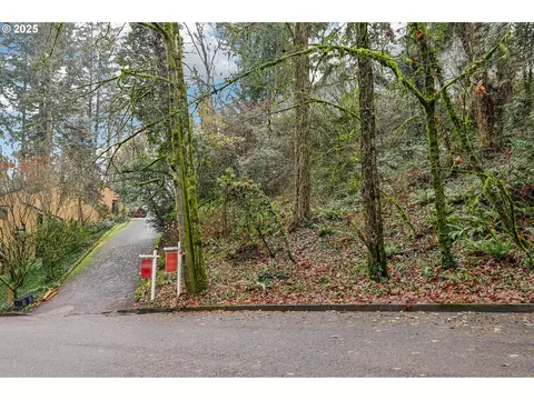 3032 SW Nottingham Dr, Portland, OR 97201