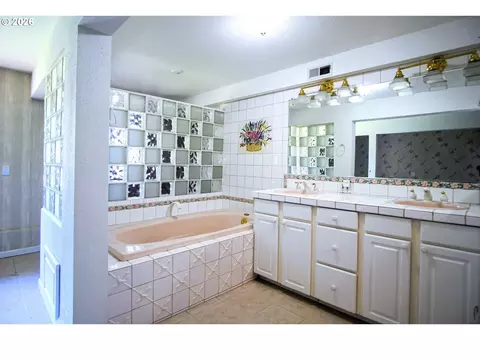 Bath - 3102 NW 16th Ave, Camas, WA 98607 photo 1 of 8
