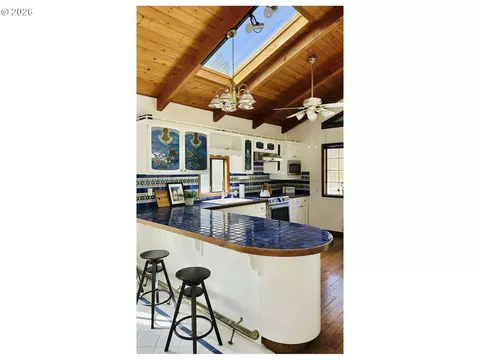 Kitchen - 3102 NW 16th Ave, Camas, WA 98607 photo 3 of 3