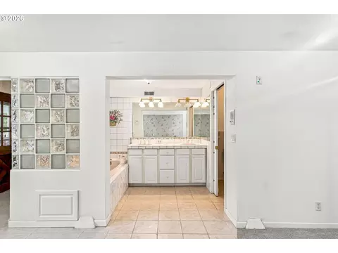 Bath - 3102 NW 16th Ave, Camas, WA 98607 photo 6 of 8