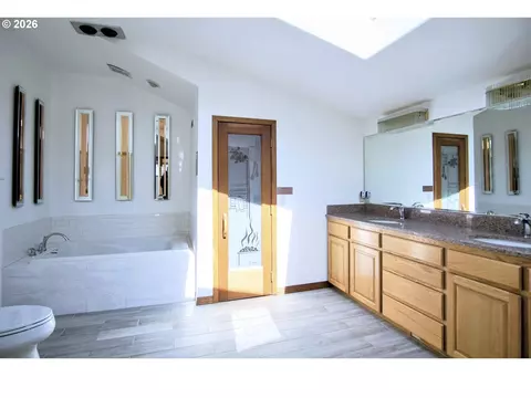 Bath - 3102 NW 16th Ave, Camas, WA 98607 photo 2 of 8