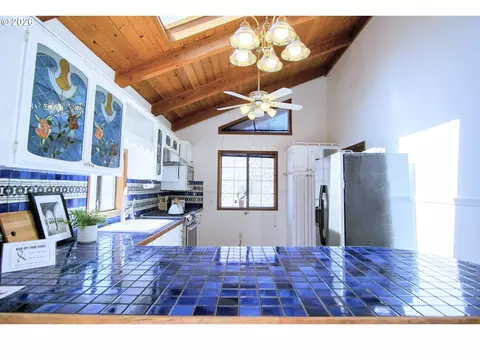 Kitchen - 3102 NW 16th Ave, Camas, WA 98607 photo 2 of 3