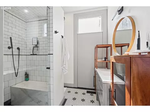 Bath - 436 Lincoln St, Eugene, OR 97401 photo 1 of 3