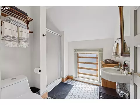 Bath - 436 Lincoln St, Eugene, OR 97401 photo 2 of 3