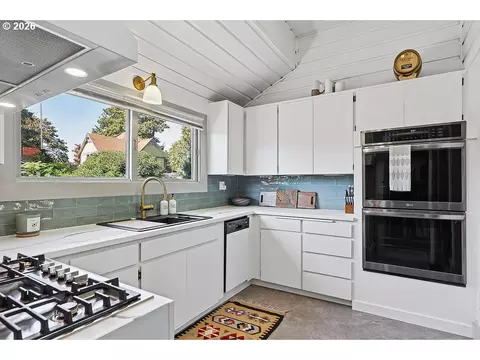 Kitchen - 436 Lincoln St, Eugene, OR 97401 photo 2 of 3