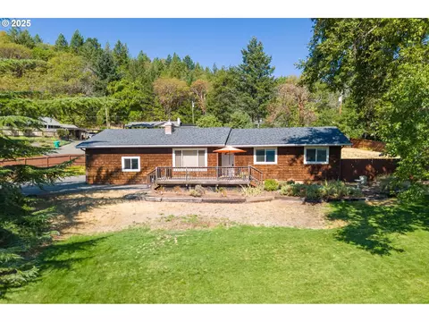 450 Crestview Loop, Grants Pass, OR 97527