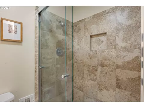 2670 E Windsor Cir, Eugene, OR 97405 photo 28