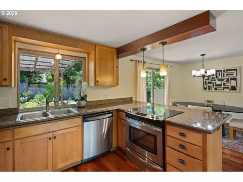 2670 E Windsor Cir, Eugene, OR 97405 photo 9