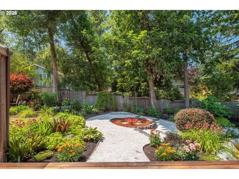 2670 E Windsor Cir, Eugene, OR 97405 photo 32