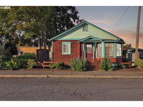 728 E Whiteaker Ave, Cottage Grove, OR 97424