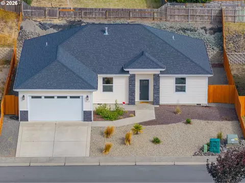 1849 Steelhead St, North Bend, OR 97459