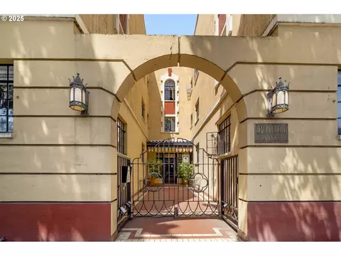 2829 SE Belmont St #205, Portland, OR 97214