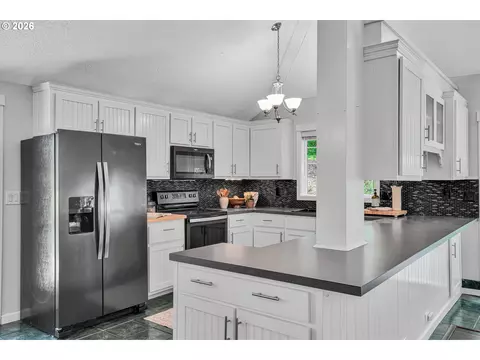 Kitchen - 29408 SE Stone Rd, Gresham, OR 97080 photo 3 of 4