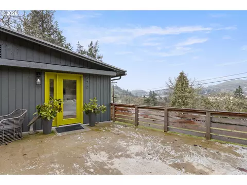 570 SE Leland St, Roseburg, OR 97470