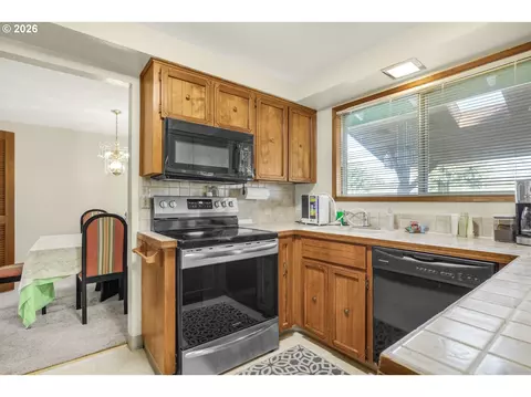470 NW Bella Vista Dr, Gresham, OR 97030 photo 9