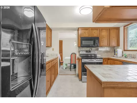 470 NW Bella Vista Dr, Gresham, OR 97030 photo 8
